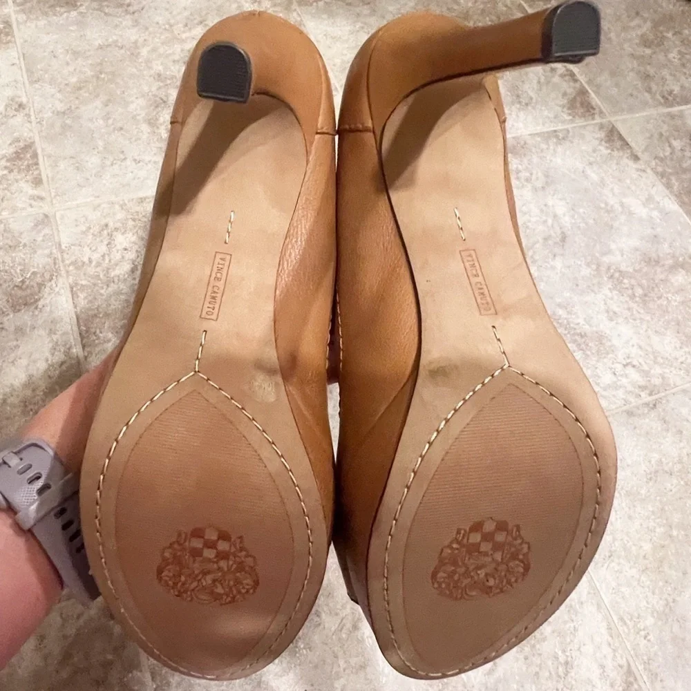 🆕 Vince Camuto Eldred tan leather platform round toe slip on heels …